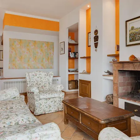 Inviting Farmhouse In With Garden *