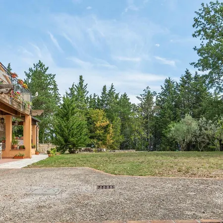Inviting Farmhouse In With Garden